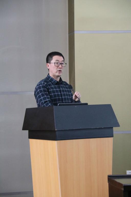 经理刘忠华主持振英讲坛启动仪式